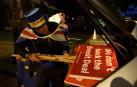 Un manifestante anti Brexit recoge las pancartas tras su protesta.