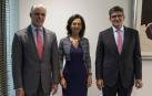 Andrea Orcel, a la izquierda, junto a Ana Botín, presidenta ejecutiva del Santander, y José Antonio Álvarez.