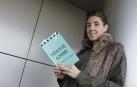 La pamplonesa Matilde Mendieta, de 38 años, es la cuidadora principal de su madre, Juana Mari Goicoechea, de 76,  y diagnosticada de Alzheimer desde los 69. En la foto, posa con su libro.