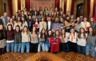 Las selecciones navarras de balonmano y el conjunto junior del club Alaia de gimnasia rítmica, en la recepción de la consejera Herrera en el Salón del Trono.