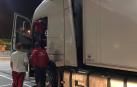 La Policía Foral registra el camión del conductor que ha dado positivo en Viana.