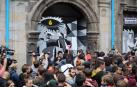 El movimiento okupa desalojado este viernes del Palacio de Marqués de Rozalejo en Pamplona ha celebrado una asamblea en la plaza del Castillo a la que han acudido varios cientos de personas y tras la que ha comenzado una 'kalejira' que ha sido frenada en diferentes puntos por la Policía Nacional
