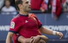 El delantero rojillo David Rodríguez, cogido entre los brazos de su compañero Sebas Coris después de anotar el segundo tanto del partido ante el Sporting de Gijón.