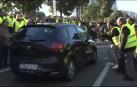 Los taxistas han extendido su protesta por el centro  Barcelona 0m 57s. Locutado ETIQUETAS  huelga taxistas barcelona Formato de video  1100kbps (mp4) DESCARGAR Descargar texto del vídeo Descargar fotos de la noticia Tensión a las puertas del Parlament. Los taxistas han intentado entrar y los mossos han cargado para evitarlo. De ahí se han ido todos a la ronda litoral. Una de las principales circunvalaciones de Barcelona. Han cortado el tráfico y se han ensañado con este coche de Uber, con varios turistas dentro. Después han dirigido sus pasos  el puerto. Aquí sí han roto el cordón policial y han conseguido entrar. Está siendo una ronda itinerante de protesta por la ciudad. Mientras los VTC se manifiestan en otro punto. Todos los coches están parados en la Diagonal.  -Redacción-