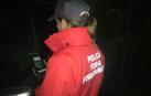 Una agente de la Policía Foral realiza un test de alcoholemia.