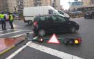 Un accidente entre dos vehículos en San Jorge finaliza con un semáforo en el suelo