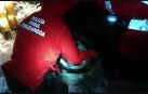 Agente de la Policía Foral en Elizondo, al rescate de un coche atrapado en la nieve