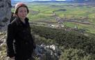 Marijose Recalde Iglesias divisa todo el entorno desde el mirador que ella descubrió, muy próximo al más conocido de Lazkua. 	MONTXO A. G.