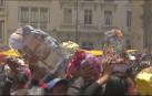 Miles de devotos en Bolivia piden al dios de la abundancia que les conceda los pequeños artículos pero en tamaño real