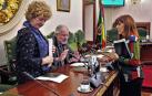 La socialista Maite Esporrín (PSN) habla con los regionalistas Ana Lezcano y Juan José Echeverría.