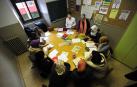 Dos voluntarias imparten clase a uno de los grupos más numerosos de las clases de alfabetización.
