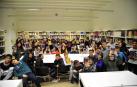 Alumnos del IES Marqués de Villena de Marcilla  muestran varios títulos de la biblioteca. Promover la lectura entre los jóvenes es uno de los objetivos del centro y, también, de la biblioteca.