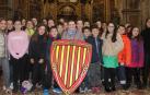 Juncal Quintana García, en el centro con el escudo de Viana, con el resto de los niños que formaron parte del cortejo y la ceremonia de coronación en la iglesia de Viana.