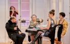 María Galiana (en el centro), en una escena de 'El mago', una obra que transcurre entre la realidad y la fantasía.