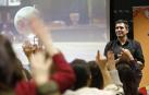 El maestro zaragozano César Bona, de 47 años, el pasado martes en Foro Europeo, donde impartió una conferencia ante 140 personas.
