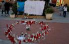 Velas y mensajes de afecto para despedir al pequeño Julen.