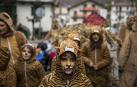 Decenas de vecinos festejaron el carnaval en Leitza con carrozas y un desfile callejero repleto de color