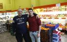 Jesús Remón San Bruno con su hijo Sergio Remón Piñar en su frutería Palacios.