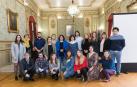 Los jóvenes que ayer recibieron sus certificados junto con la edil Marisa Marqués y representantes de entidades participantes en el proyecto.