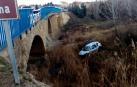 Un coche cae de un puente al río Alhama en Cintruénigo