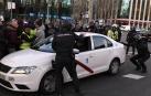 Retiran con grúas varios taxis acampados en la Castellana, en Madrid