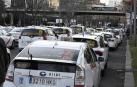 Varios taxis han comenzado a ser retirados por grúas en el paseo de la Castellana de Madrid donde los taxistas mantienen una concentración en el marco de la huelga del sector