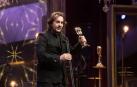 Isaki Lacuesta recibe el Premio Gaudí a la Mejor Dirección por 'Entre dos aguas'.
