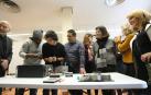 Parte de los jóvenes que se están formando en Larrabide, durante la visita de representantes municipales.