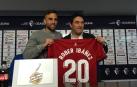 Rober Ibáñez, con Braulio, en su presentación como nuevo jugador de Osasuna.