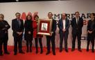 Santiago Sala, director general de Grupo Apex, Premio Empresario del Año, con su galardón, junto a Barkos y otras autoridades.