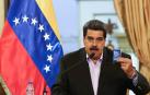 Maduro sostiene una Constitución de Venezuela en un encuentro con el cuerpo diplomático en el Palacio de Miraflores.