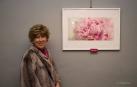 Ana Muñoz Muñoz posa junto a la obra Peonia rosa, en la exposición.