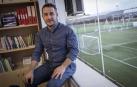 Ángel Alcalde, sentado en el ventanal de su despacho desde el que se puede observar uno de los campos de las instalaciones de Osasuna.