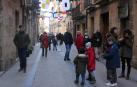La calle Mayor de Viana ya engalanada con banderas y pendones.