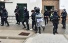 Agentes de la Policía Nacional salen con una detenida en un bloque de la barriada gaditana del Saladillo en Algeciras.