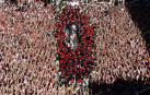 Si hay un momento en el que la fiesta se vive a flor de piel de verdad, ese es el chupinazo. El tradicional cohete, que se dispara cada 6 de julio desde el balcón del Ayuntamiento, se ha convertido, con el paso de los años, en todo un ritual de invocación a la fiesta. EDUARDO SANZ