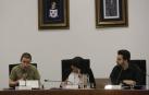 De izquierda a derecha, los concejales de Geroa Bai, Andoni Serrano y Piluka García, junto al alcalde Jon Gondán, en el pleno de Zizur Mayor.