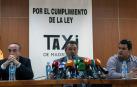 El portavoz de la Federación Profesional del Taxi de Madrid, Julio Sanz (c), junto otros representantes sindicales durante la rueda de prensa.