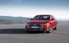 Parece un coche de ciencia ficción, pero el nuevo Audi A8 es real y rueda de manera autónoma en situaciones de tráfico lento. Es uno de los pocos que estrena el nivel 3 de conducción autónoma a nivel mundial, un hito en la automoción. El conductor puede soltar el volante, sentarse en la plaza trasera y disfrutar del viaje mientras el A8 lo hace todo
