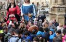Cientos de niños y adolescentes se agolparon a la entrada de la parroquia para recoger alguna de las más de 1.000 monedas que se repartieron.