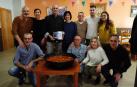 Varios miembros de la peña La Kuesta, con el calderete ganador y la placa conmemorativa.