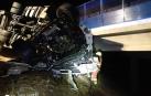 Muere un conductor al volcar dos camiones frigoríficos por el viento en Valencia