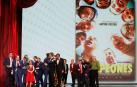 El equipo de la película "Campeones" tras recibir el Goya a la Mejor película durante la gala de entrega de los Premios Goya 2019.