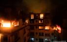 Imagen del fuego en las últimas plantas del edificio en llamas en París.