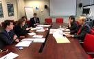 La consejera Elizalde y el director general Calleja, en un momento de la reunión, acompañados de Irujo, García Balaguer y Jorge Molina.