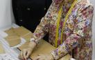 La modista pamplonesa Esperanza Vela Viñaras, de 73 años, en su taller de costura en la Avenida Zaragoza. Su abuela y sus tías, dice, le 'metieron el veneno de la aguja' y desde los 45 tiene su propio negocio.