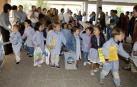 Un grupo de niños acude, en presencia de sus padres, a su primer día de clase.