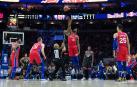 Joel Embiid y Serge Ibaka, en el salto inicial del partido entre los Sixers y Toronto.