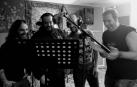 Desde la izquierda, el Piñas, Kutxi Romero, Raúl Vital y Gabri, grabando la canción para la AECC.