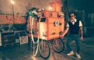 El artista David Almazán y su equipo presentan 'La máquina y yo' el sábado en la casa de cultura de Berriozar.